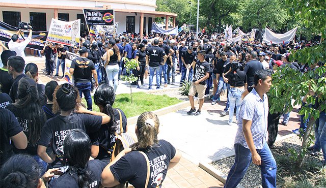 Vestidos de negro, y con un ataúd, manifestantes del sector textil y de confección marcharon por las calles de Cúcuta para exigir al Gobierno medidas arancelarias que protejan a la industria. Obando