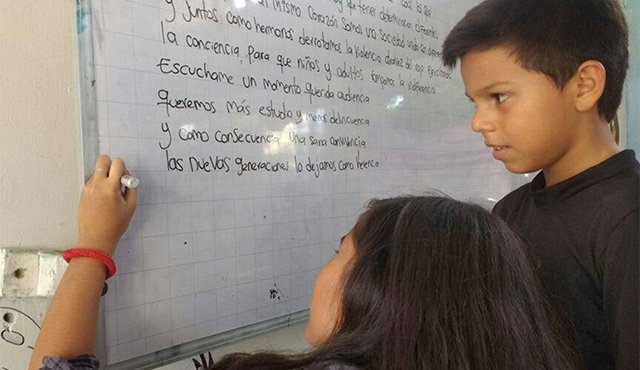 En los colegios, los jóvenes hacen ejercicios que les permitan heredar la paz y no el odio que se han tenido generaciones anteriores. Cortesía