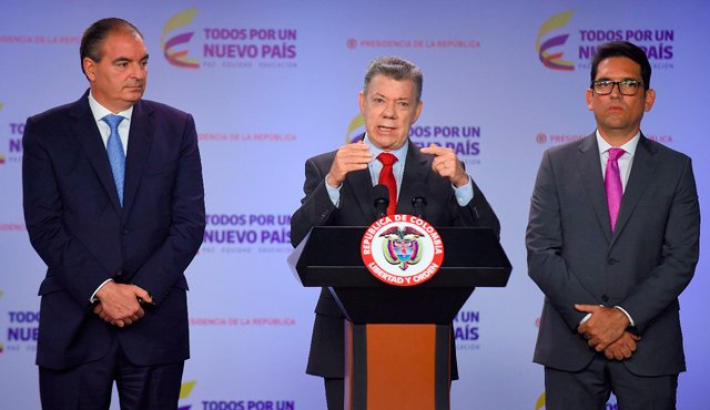 Aurelio Iragorri (izquierda) renunció para asumir las riendas del Partido de La U, según el presidente Santos (centro), quien estuvo acompañado por el nuevo ministro de Agricultura Juan Guillermo Zuluaga. Colprensa