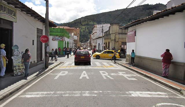En la calle 4 con carrera 3, a pesar de que la comunidad pide mejorar la señalización,se aprecia tanto en el piso como a un costado de la vía, los pare. Se requiere cultura vial al movilizarse por el centro de Pamplona. Roberto Ospino
