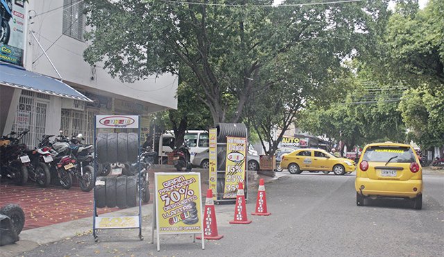 Parqueaderos y locales comerciales privatizan el espacio público en el centro de Cúcuta con el uso de conos de señalización. Mario Caicedo