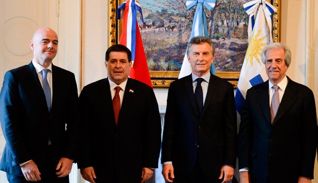 El presidente de la Fifa, Gianni Infantino, junto a los presidentes Horacio Cartes, Mauricio Macri y Tabaré Vázquez, presidentes de Paraguay, Argentina y Uruguay, respectivamente. AFP