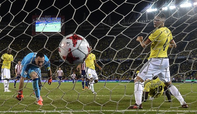 En un partido muy enredado y marcado por la agresividad, y el juego fuerte de los paraguayos, Colombia dio un paso atrás en su objetivo de clasificar al Mundial de Rusia, y está obligada a vencer el martes a Perú, en Lima. AFP