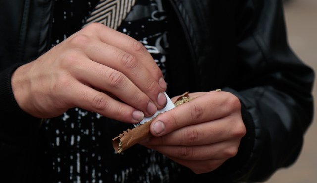 En un operativo en el colegio, la Policía encontró entre las pertenencias del coordinador del colegio dosis de marihuana, cocaína y popper, que supuestamente iban a ser vendidas a los jóvenes. Colprensa