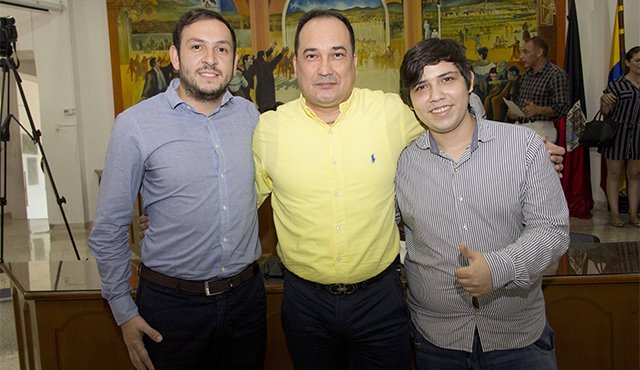 El concejal de Cambio Radical Nelson Parada (centro), fue elegido como presidente de la corporación para 2018. En la primera vicepresidencia eligieron al conservador Juan Felipe Corzo (izquierda), y en la segunda vicepresidencia a Oswaldo Rincón, de la Alianza Verde. Alfredo Estévez