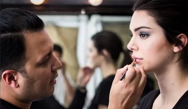 El rostro de este colombiano ganó fama y respeto en la industria de la belleza porque es el encargado de maquillar a la famosísima Kendall Jenner. Tomada de Instagram