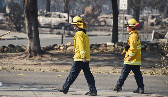 Más de 9.000 apagafuegos han estado combatiendo los 17 grandes incendios desde el domingo. AFP