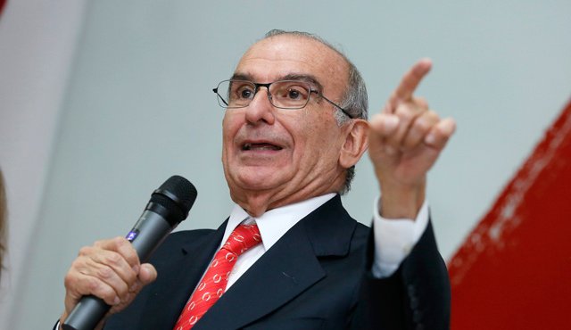 El exnegociador Humberto de la Calle decidió finalmente someterse a la consulta abierta del Partido Liberal. Archivo