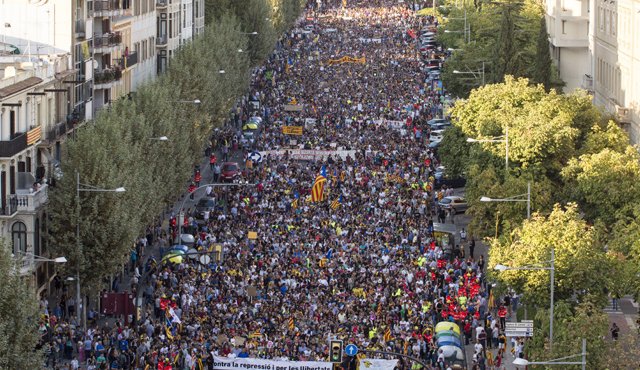 200.000 personas que apoyan la independencia de Cataluña protestaron ayer por la detención de dos dirigentes. AFP