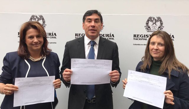 Las senadoras Paola Holguín y Paloma Valencia, junto con el representante Álvaro Hernán Prada, encabezan el comité que liderara el referendo derogatorio. Colprensa