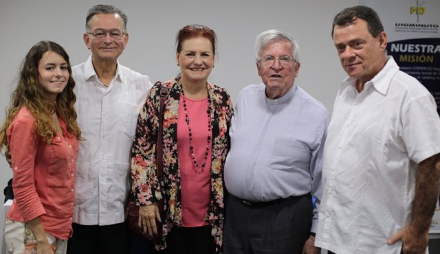 Paola Colmenares, Fernando Colmenares, Cristina Valeri de Colmenares, el director del Minuto de Dios, padre Diego Jaramillo y Julio García-Herreros. César Obando