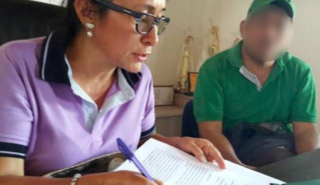 La docente cayó al suelo junto al taxi, mientras sus victimarios dejaban el lugar en una motocicleta. Colprensa