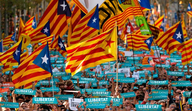 La sociedad catalana está dividida entre quienes quieren la independencia o no, pero la intervención del gobierno español en la administración catalana podría disgustar a parte de los segundos. AFP