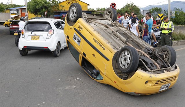 El accidente se registró en la glorieta que une la vía entre Sevilla y El Salado. Mario Franco