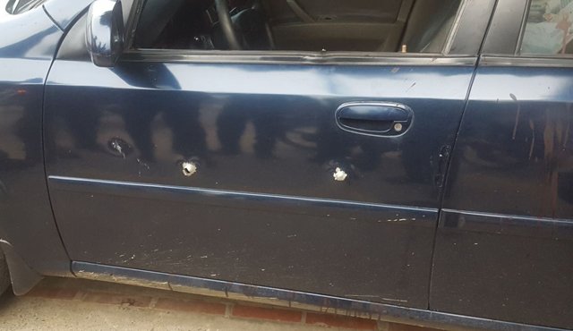 El carro quedó impactado por los disparos. Suministrada