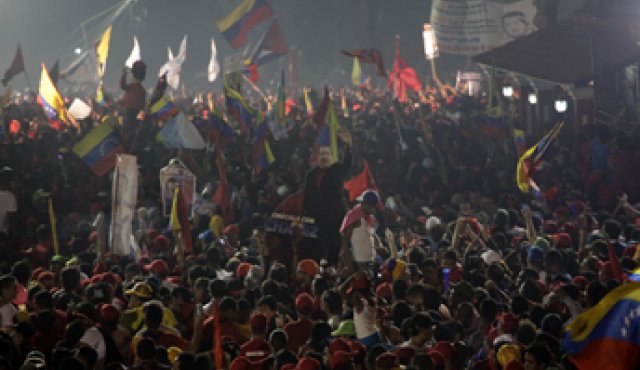Luego de conocer los resultados que dieron como ganador al presidente Hugo Rafael Chávez Frías.