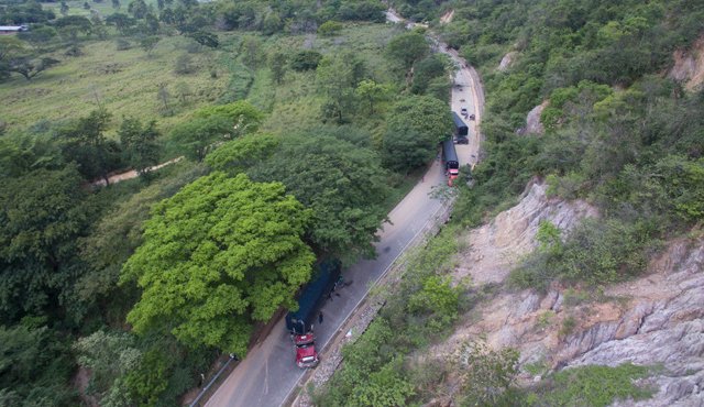 Por la vía Cúcuta-Ocaña hay tractomulas atravesadas, las cuales según denuncias de conductores, fueron forzadas a obstaculizar el paso. En zonas como Tibú, ya se incrementaron los precios de los víveres. Cortesía-Juan Pablo Cohen