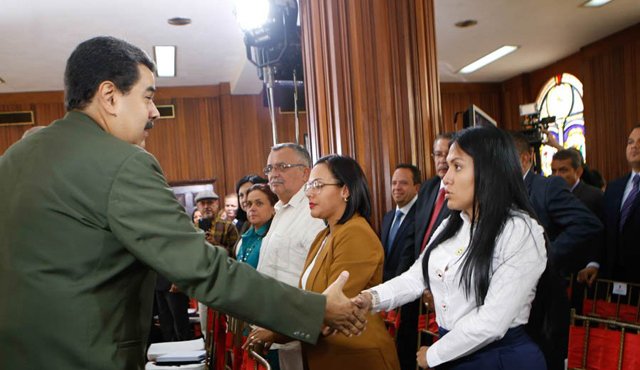 El presidente Nicolás Maduro saluda a la gobernadora del Táchira, Laidy Gómez (del partido opositor Acción Democrática), en el Consejo Federal de Gobierno. AFP