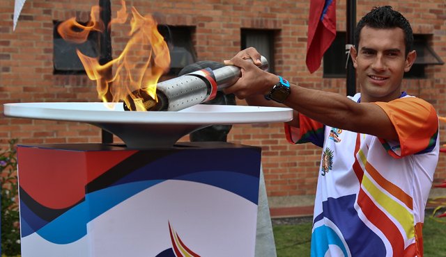 Éider Arévalo, reciente campeón mundial de 20 kilómetros marcha, recibió la antorcha en Bogotá luego de ser encendida en Caracas. Colprensa