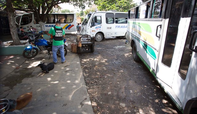La víctima fue atacada a disparos en el sector del paradero de busetas de La Parada. Juan Pablo Cohen