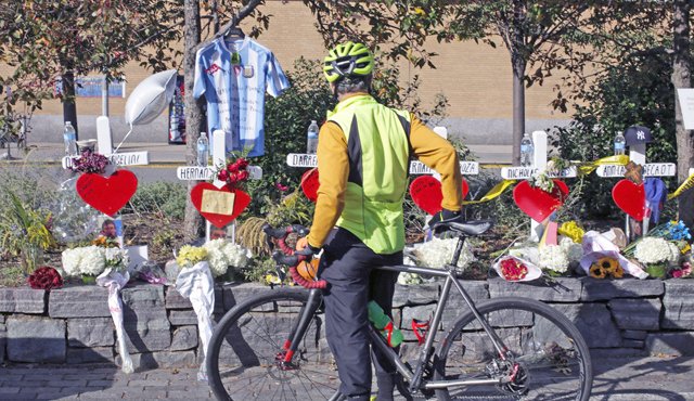 A un lado del memorial de las víctimas del atentado en Manhattan, una camiseta de la selección argentina se convirtió en el símbolo de las cincos personas que fueron a un reencuentro que resultó fatal. AFP