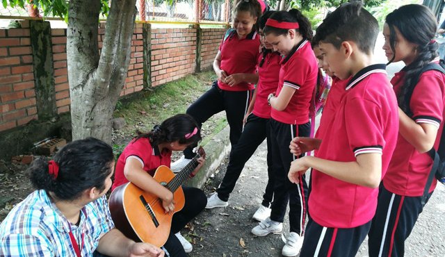 Universitarios orientan y dirigen diferentes actividades, prácticas, teóricas y lúdicas en diferentes escenarios de enseñanza. Cortesía