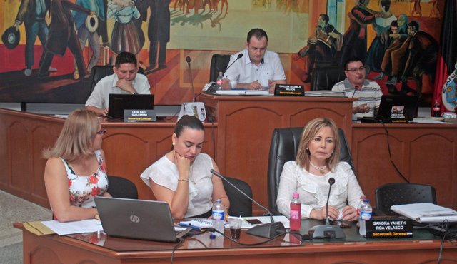 Los interesados deberán acreditar ser colombianos de nacimiento, ciudadanos en ejercicio y certificar la terminación de estudios universitarios. Archivo La Opinión