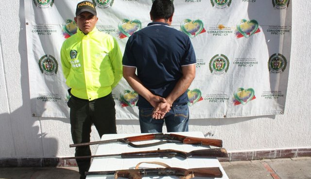 El hombre fue capturado luego de que se encontraran las tres armas en una vivienda que habitaba. Suministrada