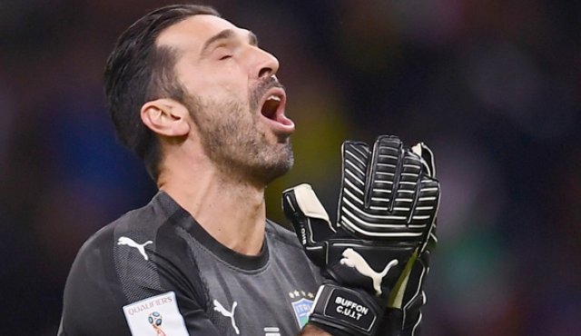 La leyenda italiana, Gianluigi Buffon, jugó su último partido oficial con la selección. La ‘Nazionale’ empató 0-0 ante Suecia, que ya había vencido en el partido de ida 1-0. Los suecos se clasificaron, así, a Rusia-2018. AFP