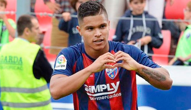 Juan Camilo Hernández, exjugador del América de Cali, a sus 18 años de edad, es el máximo goleador (9) del Huesca de la segunda división de España, y tiene al equipo en zona directa de ascenso. Internet