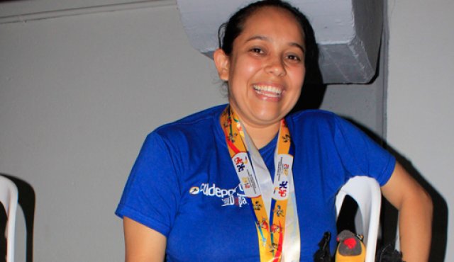 Laura Amaya sonríe evocando los momentos que antecedieron a las conquistas de sus medallas. pedro.jauregui@laopinion.com.co