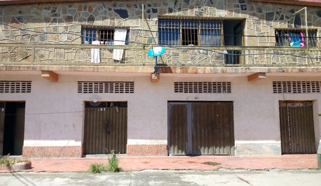 Una de estas habitaciones se convirtió en el escenario mortal donde fueron amarrados, amordazos y apuñalados dos hombres en La Parada. Archivo