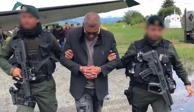 Avestruz fue detenido al registrarle una orden de captura nacional e internacional en su contra. Colprensa
