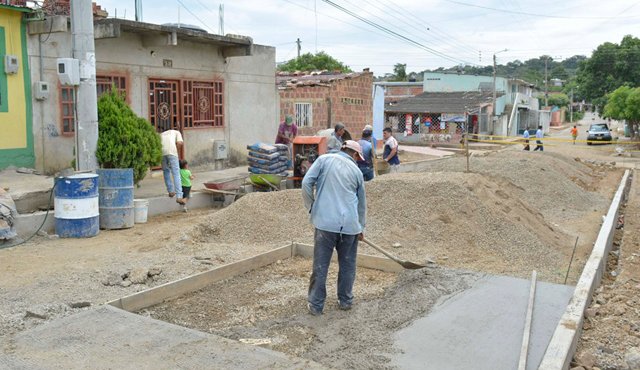 El programa consiste en que la administración ponga el material necesario para pavimentar y la comunidad ponga la mano de obra. Archivo