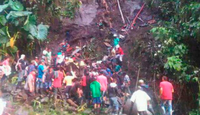 Habitantes de las veredas El Clavel y Niquía, al enterarse del accidente corrieron al lugar y como pudieron rescataron a parte de los sobrevivientes. Cortesía