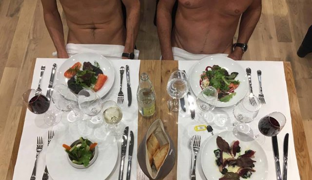 Dos gemelos son los dueños del primer restaurante para nudistas en París. Tomada de Facebook