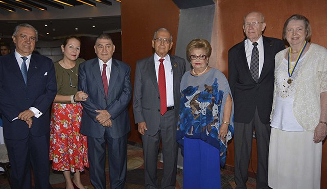 Patrocinio Ararat, Gema González,Carlos Cano, Iván Casanova, Beatriz Durán,Timoteo Anderson y Lynn Anderson. Edinsson Figueroa