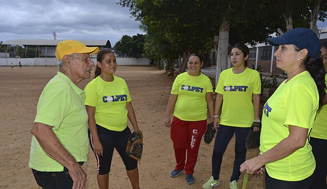 Zoilo y su equipo femenino, Colpet, entrenan semanalmente en la cancha de fútbol del barrio Pescadero. Edinsson Figueroa