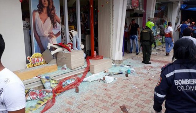 Algunos presentes aprovecharon la situación de confusión para romper vidrios y violentar el almacén, generando caos. Facebook: Sahagún en línea