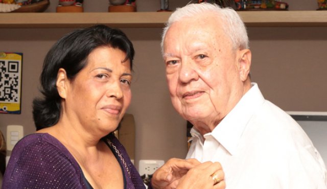 Rebeca Caballero le impuso el Botón de Oro al siquiatra Carlos Castro. Obando