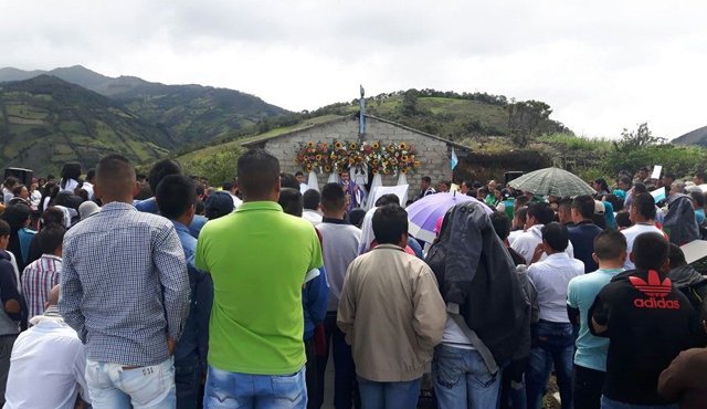 En este triste aniversario, salieron a recorrer las calles de este poblado, como forma de solidarizarse con la familia de la pequeña, la cual regresó pero con la existencia de Yuliana truncada. Colprensa