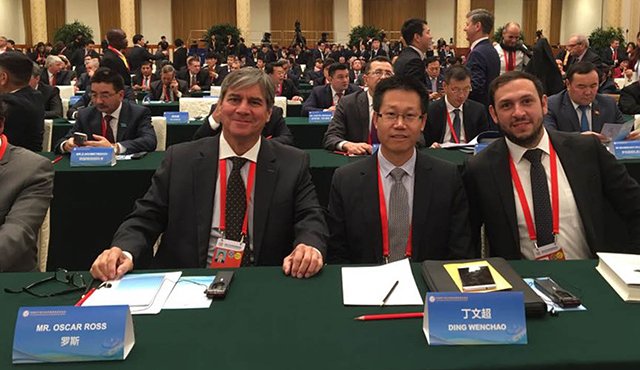 El diputado Hernando Ross, y el concejal y vicepresidente del Partido Conservador, Juan Felipe Corzo, participan en el Congreso Nacional del Partido Comunista Chino, que termina mañana en ese país. Cortesía