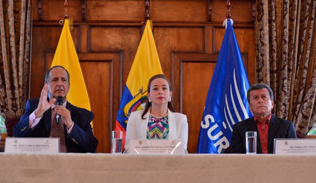 Juan Camilo Restrepo (izquierda) renunció como representante del equipo negociador del Gobierno Nacional en la mesa de negociación con el Eln. Archivo