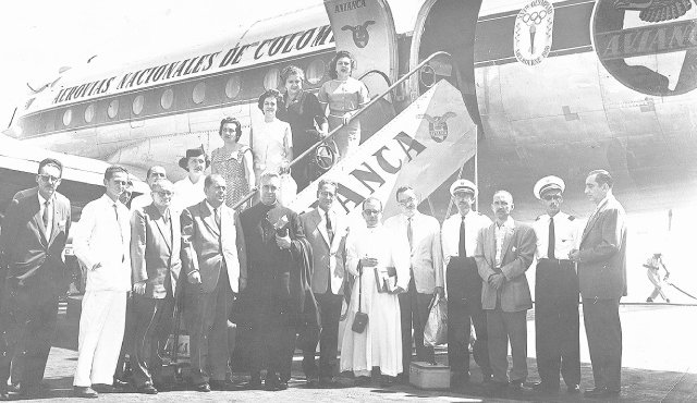 En la fotografía aparecen algunos integrantes de la tripulación del avión. La Opinión