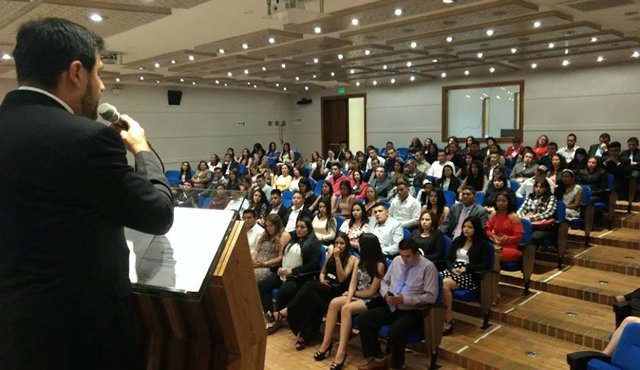 Eel director de la Cámara de Comercio, Carlos Solano, participó en la entrega de los certificados. Roberto Ospino