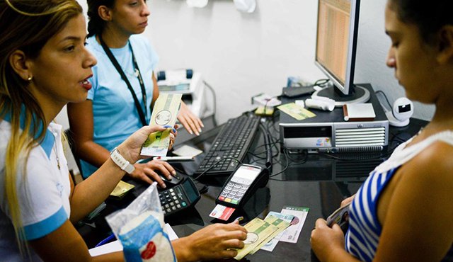 El billete con la imagen de Hugo Chávez circula en denominaciones de uno, cinco y diez. AFP