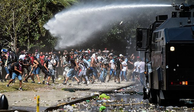 Tras las protestas callejeras que dejaron destrozos en los alrededores del Senado, en Buenos Aires, el presidente argentino Mauricio Macri condenó la violencia. AFP