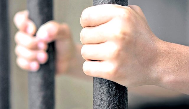 El policía enfrenta cargos por concierto para delinquir agravado, concusión, fraude procesal, falsedad ideológica en documento público y porte ilegal de armas y municiones de uso civil y militar. Colprensa