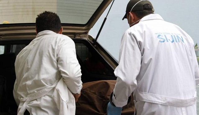 Funcionarios de la Unidad Móvil del Laboratorio de Criminalística de la Sijín, inspeccionaron el sitio donde se registró el ataque con el propósito de recopilar evidencias. Colprensa