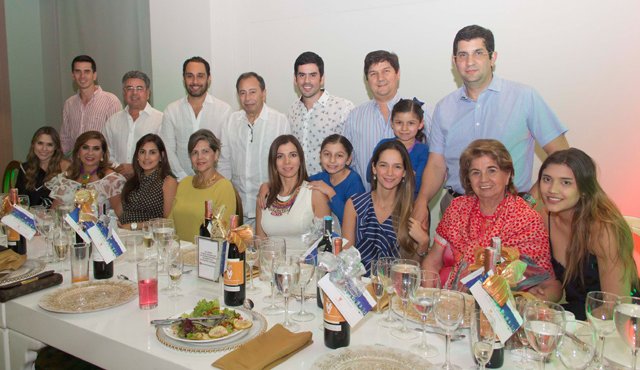 Raúl Colmenares Rey, Raúl Colmenares Ossa, José Miguel González, José Eustorgio Colmenares, Julián Colmenares Rey, Abraham Ararat y David Ararat. Sentadas: Michelle Enard de Colmenares, Yolanda de Colmenares, Estefanía Colmenares, Martha de Colmenares, Gladys Cely de Ararat, Martina y Mariana Ararat, Silvia Peñaranda, Marleny de Ararat e Isabella Ararat Riaño. Alfredo Estévez